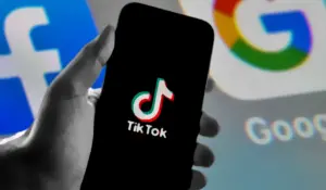 TikTok y Google se unen para impulsar el tráfico de búsqueda La integración de las herramientas de Google en TikTok podría beneficiar a ambas plataformas y mantener a Google relevante en el mercado de descubrimiento. TikTok está explorando una asociación con Google para impulsar el tráfico de búsqueda. Según un informe de Business Insider, TikTok y Google están considerando integrar las sugerencias y los resultados de búsqueda de Google en la propia plataforma de búsqueda de TikTok. Esta asociación podría beneficiar a ambas aplicaciones al proporcionar más contexto y facilitar el descubrimiento de contenido. Aunque los detalles de la misma no se han revelado, esta colaboración demuestra cómo las grandes empresas tecnológicas están buscando formas de mantener su posición en el mercado y adaptarse a las nuevas tendencias. Según un nuevo informe de Business Insider, TikTok y Google están explorando una nueva asociación que integraría las sugerencias de búsqueda de Google y, potencialmente, incluso los resultados, en el propio flujo de búsqueda de TikTok. Algunos usuarios de TikTok ya están viendo una nueva sugerencia dentro de los resultados de búsqueda en la aplicación, que incluye un llamado a la acción para ampliar la búsqueda en Google. Esta integración personalizada tiene como objetivo proporcionar más contexto y facilitar el descubrimiento a través de la aplicación TikTok. Para ambas aplicaciones, esta asociación tiene sentido, ya que Google ve el surgimiento de TikTok como una herramienta de descubrimiento como un riesgo comercial potencial, y TikTok obtiene una conexión más directa con opciones de descubrimiento más amplias. La asociación entre TikTok y Google podría tener beneficios adicionales en términos de intercambio de datos entre las dos compañías para mejorar sus herramientas de descubrimiento. Sin embargo, los detalles de cualquier acuerdo podrían ser bastante sensibles, ya que Google actualmente está siendo investigado por su dominio de la búsqueda web. Aunque Google no ha revelado si hay un acuerdo financiero en marcha, esta asociación podría ayudar a Google a mantener su dominio en la búsqueda y potencialmente neutralizar el crecimiento de TikTok como plataforma de descubrimiento. Esta asociación entre TikTok y Google plantea consideraciones interesantes para los especialistas en marketing digital. TikTok está emergiendo como un complemento de búsqueda, lo que significa que los especialistas en marketing pueden aprovechar esta plataforma para aumentar el tráfico y la visibilidad de sus contenidos. Al integrar las herramientas de Google en TikTok, los especialistas en marketing pueden mejorar su presencia en ambas plataformas y llegar a una audiencia más amplia. Además, esta asociación también puede tener implicaciones para YouTube Shorts, la propia oferta de videos de formato corto de Google. A medida que TikTok se convierte en una amenaza para la búsqueda y el descubrimiento, Google podría estar buscando una forma de competir con esta plataforma emergente y mantener su dominio en el mercado de videos de formato corto. En resumen, la asociación entre TikTok y Google representa una estrategia interesante para ambas compañías. TikTok obtiene una mayor visibilidad y tráfico a través de la integración de las herramientas de búsqueda de Google, mientras que Google busca mantener su dominio en la búsqueda y neutralizar el crecimiento de TikTok como plataforma de descubrimiento. Para los especialistas en marketing digital, esta asociación plantea nuevas oportunidades para aumentar la visibilidad y el tráfico de sus contenidos en ambas plataformas.